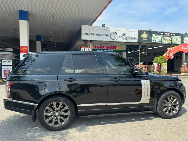 Thuê Xe Range Rover 5 Chỗ Màu Đen Tại TP.HCM