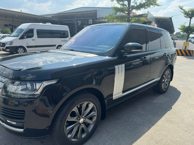 Thuê Xe Range Rover 5 Chỗ Màu Đen Tại TP.HCM