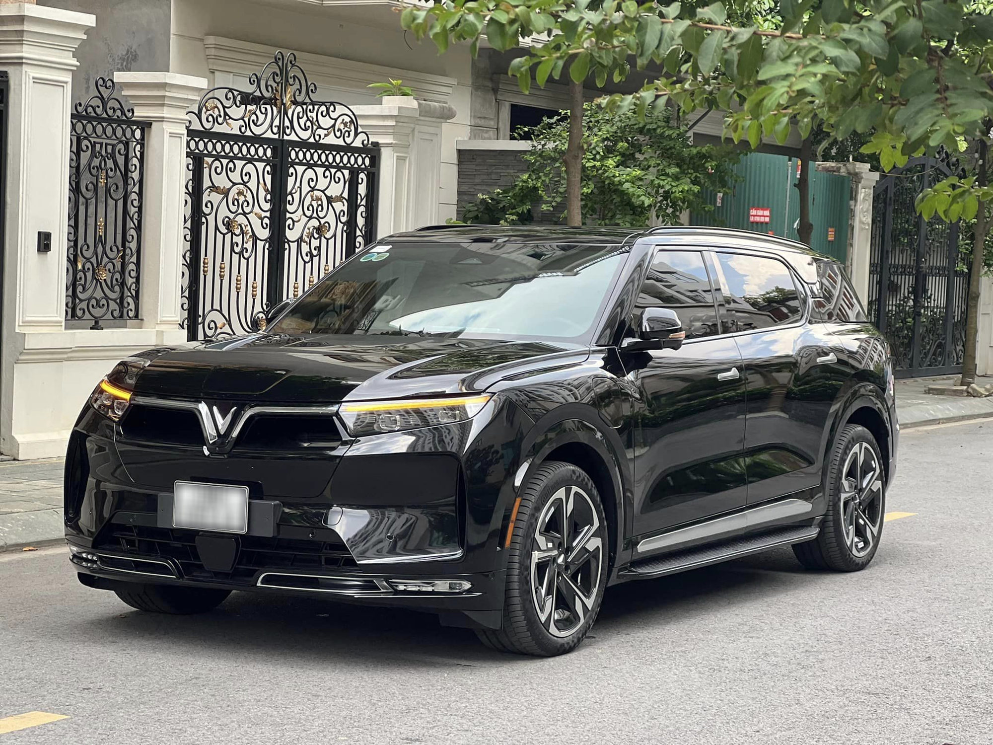 Thuê Xe VinFast VF9 7 Chỗ Có Tài Hoặc Tự Lái Tại TP.HCM