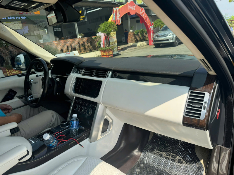 Thuê Xe Range Rover 5 Chỗ Màu Đen Tại TP.HCM