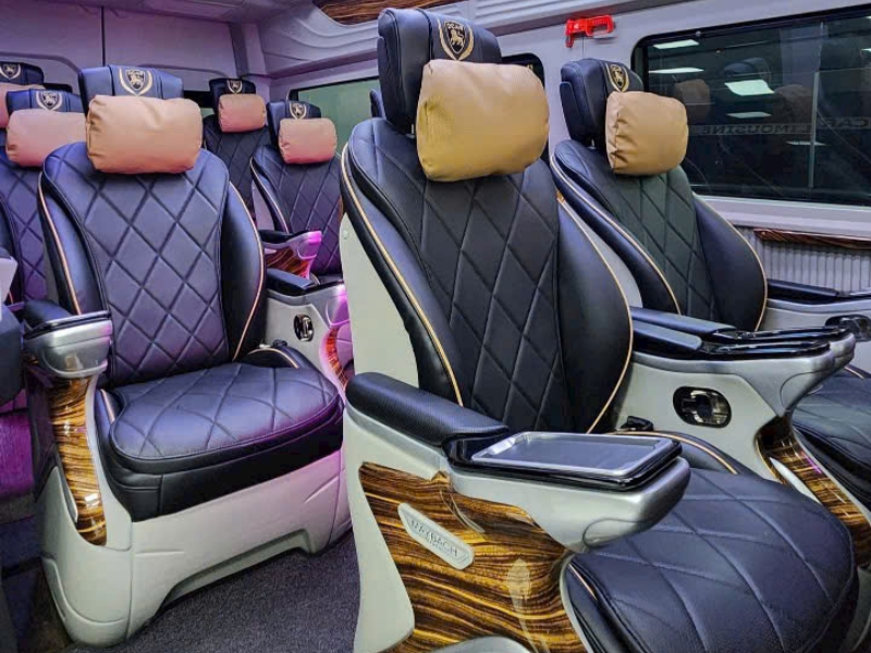 Thuê Xe Solati Limousine Dcar Vip 9 Chỗ Nội Thất VIP Tại TP.HCM