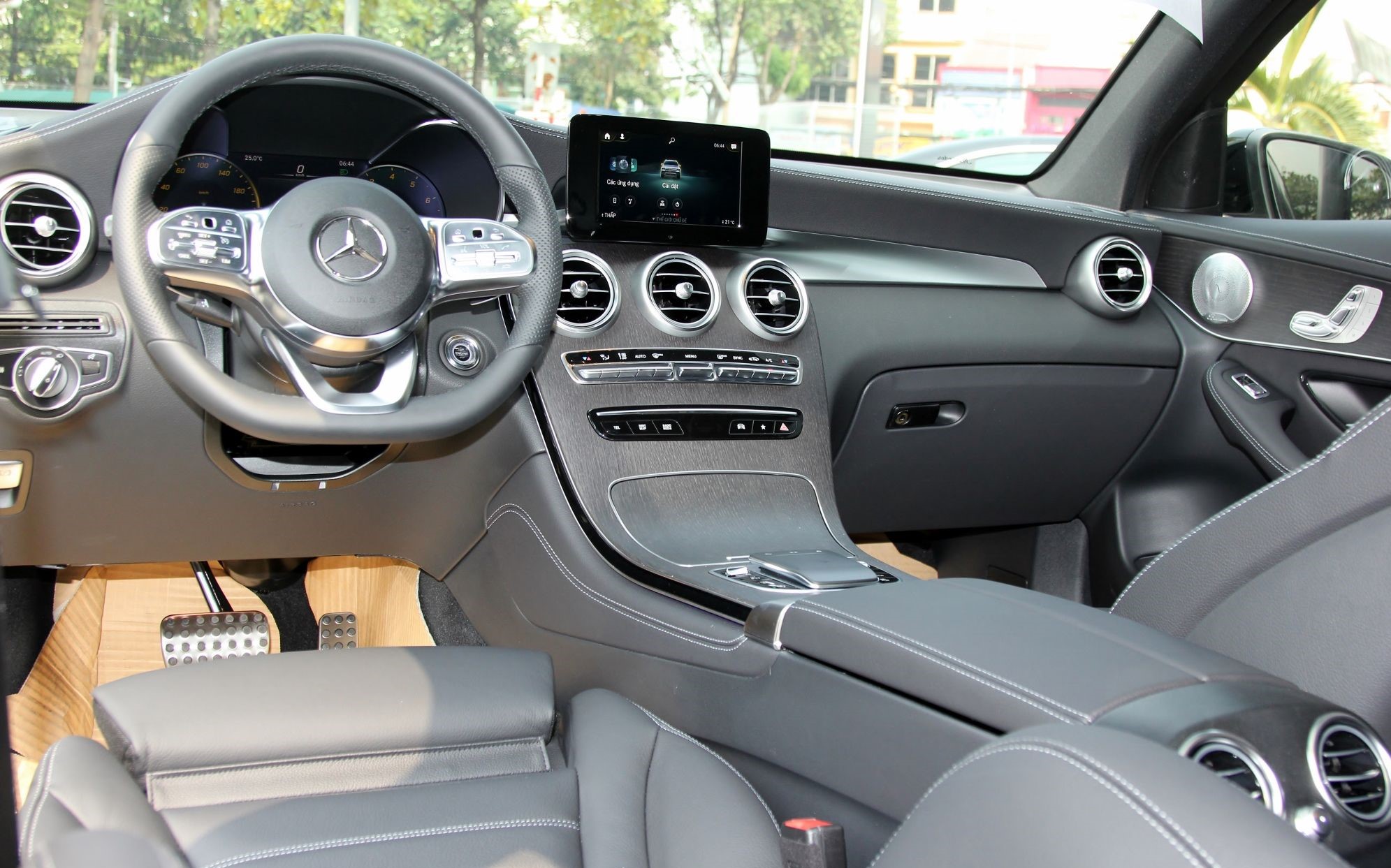 Thuê xe Mercedes-Benz 4 Chỗ GLC tại Hồ Chí Minh