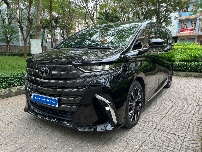 Cho Thuê Xe Toyota Alphard 7 Chỗ Màu Đen Tại TP.HCM