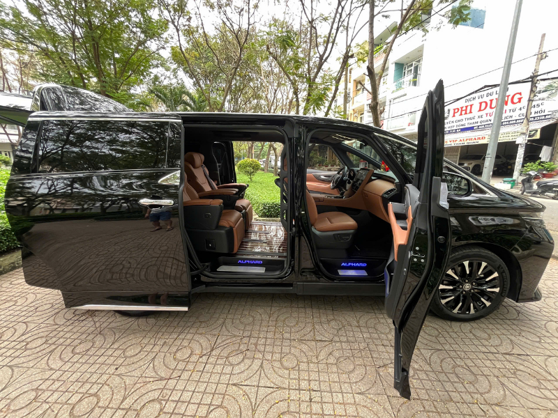 Cho Thuê Xe Toyota Alphard 7 Chỗ Màu Đen Tại TP.HCM
