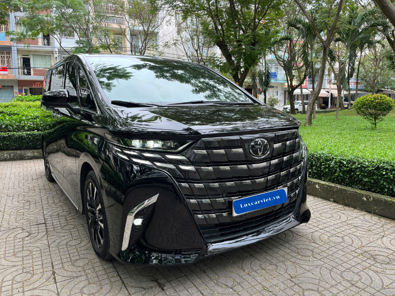 Cho Thuê Xe Toyota Alphard 7 Chỗ Màu Đen Tại TP.HCM