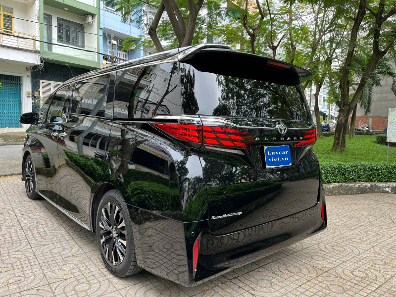 Cho Thuê Xe Toyota Alphard 7 Chỗ Màu Đen Tại TP.HCM