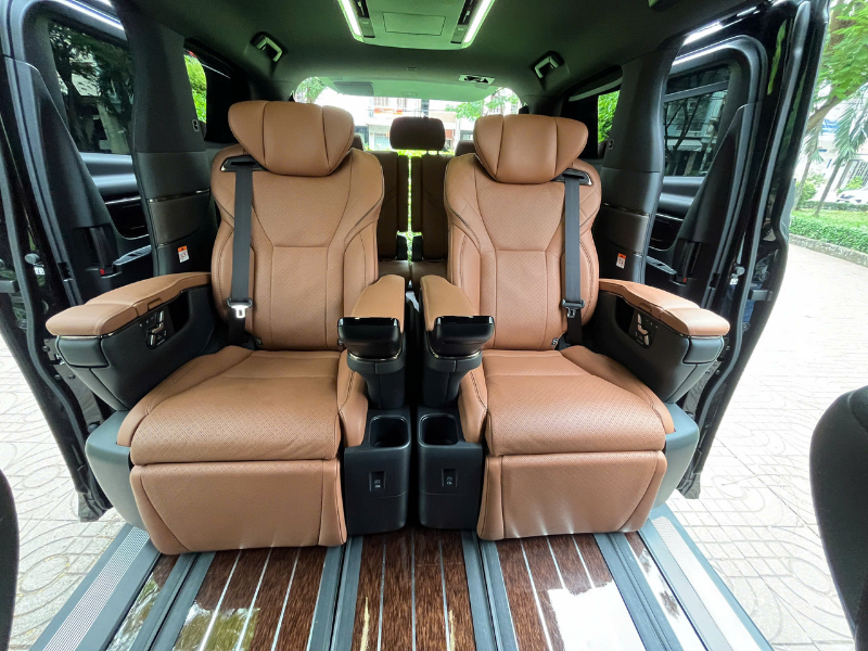 Cho Thuê Xe Toyota Alphard 7 Chỗ Màu Đen Tại TP.HCM