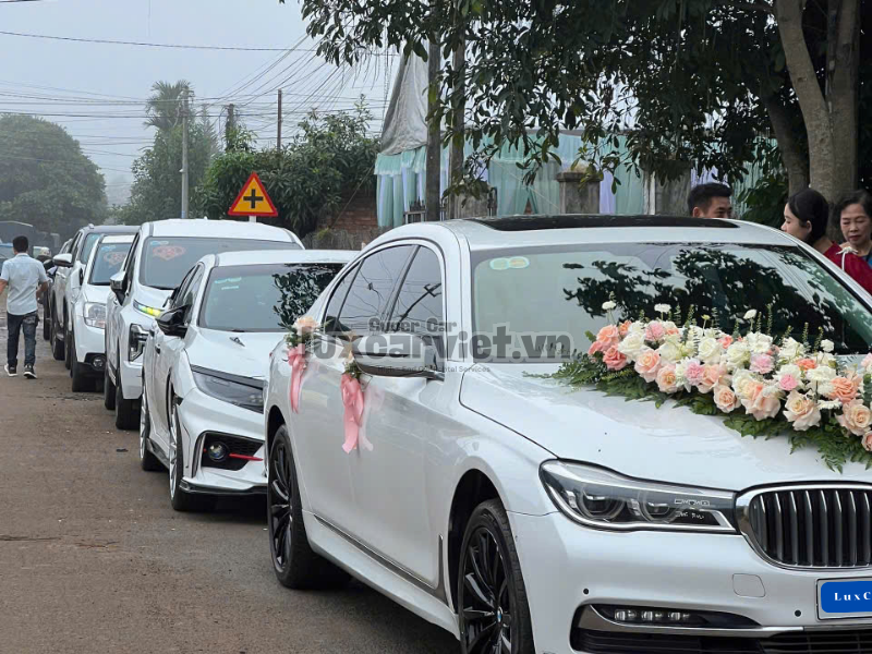 Thuê Xe Hoa BMW 7 Series 4 Chỗ Tại TP.HCM