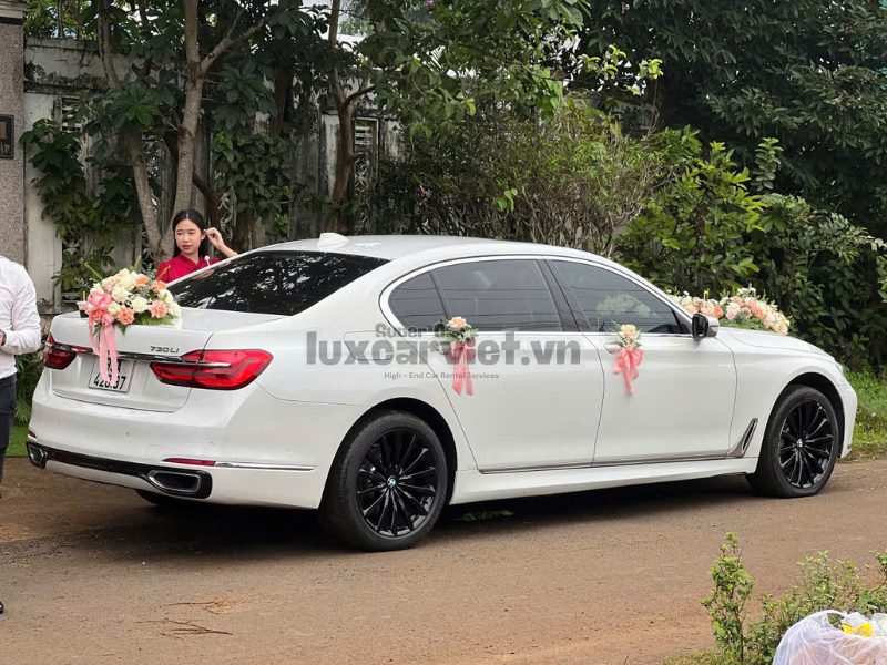 Thuê Xe Hoa BMW 7 Series 4 Chỗ Tại TP.HCM