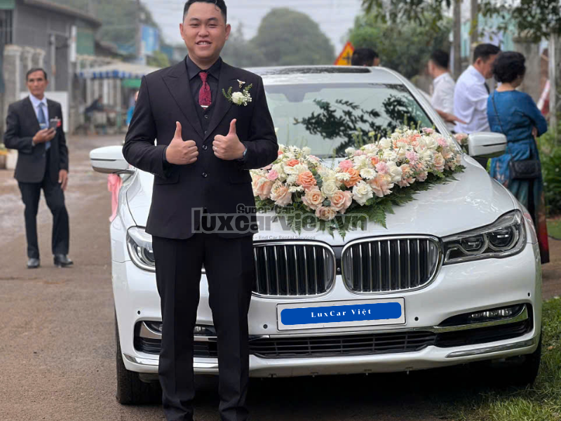 Thuê Xe Hoa BMW 7 Series 4 Chỗ Tại TP.HCM