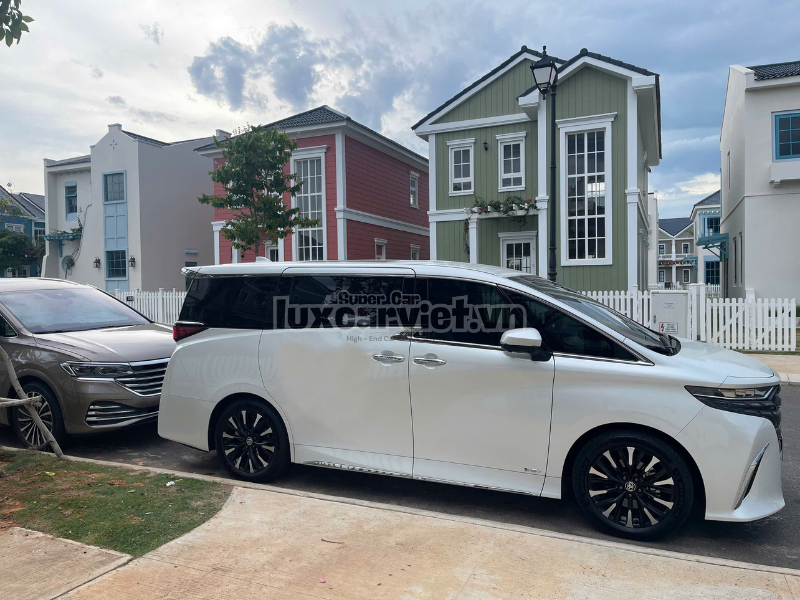 Thuê Xe Toyota Alphard 7 Chỗ Tại TP.HCM