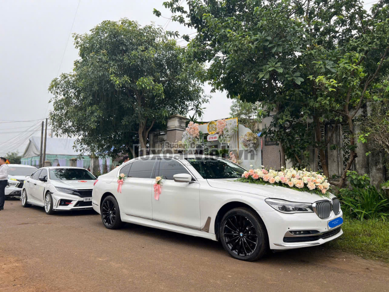 Thuê Xe Hoa BMW 7 Series 4 Chỗ Tại TP.HCM