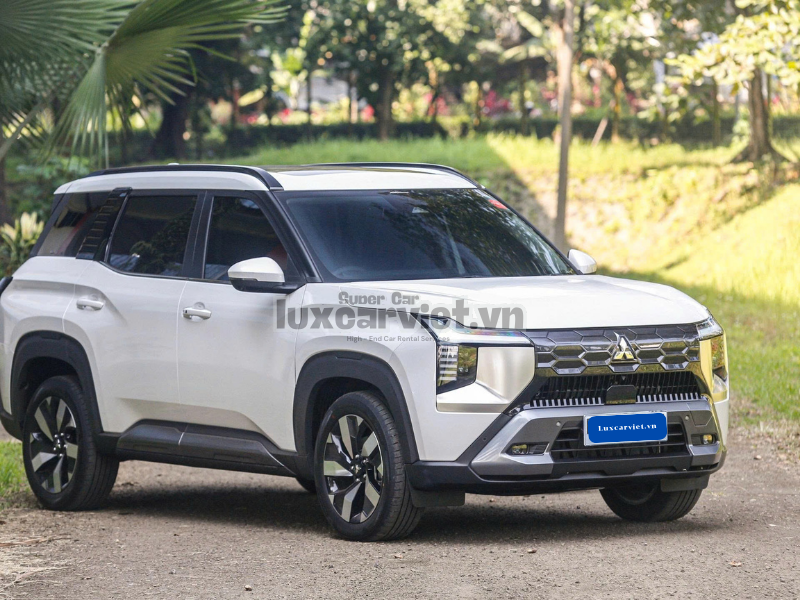 Thuê Xe Mitsubishi Destinator 7 Chỗ Màu Trắng Tại Hồ Chí Minh