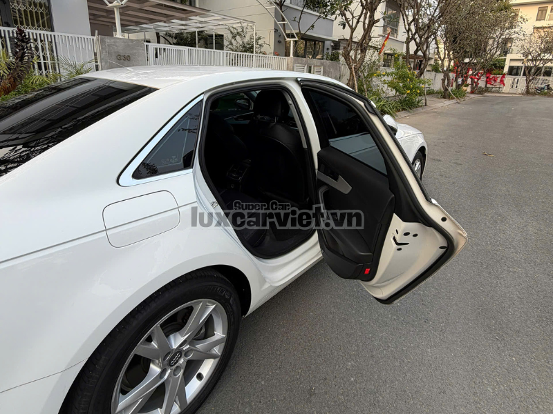 Cho Thuê Xe Audi A4 Màu Trắng Có Tài Xế & Tự Lái Tại TP.HCM