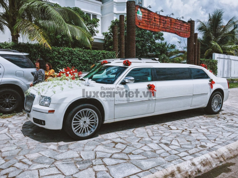 Thuê Xe Chrysler 300 Limousine 8-10 Chỗ Tại TP.HCM LuxCar Việt Giá Tốt