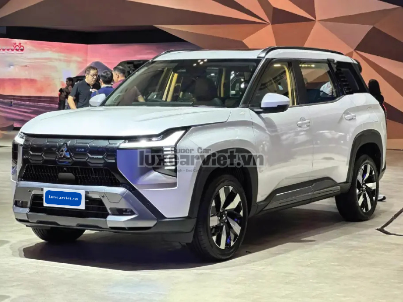 Thuê Xe Mitsubishi Destinator 7 Chỗ Màu Trắng Tại Hồ Chí Minh