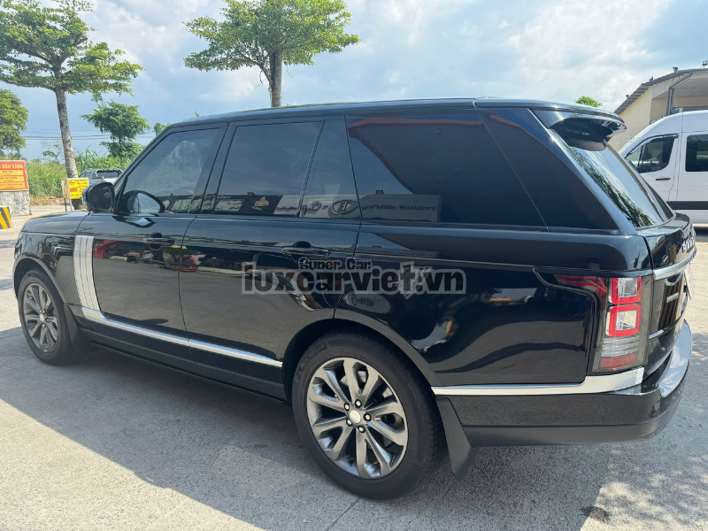 Thuê Xe Range Rover 5 Chỗ Màu Đen Tại TP.HCM