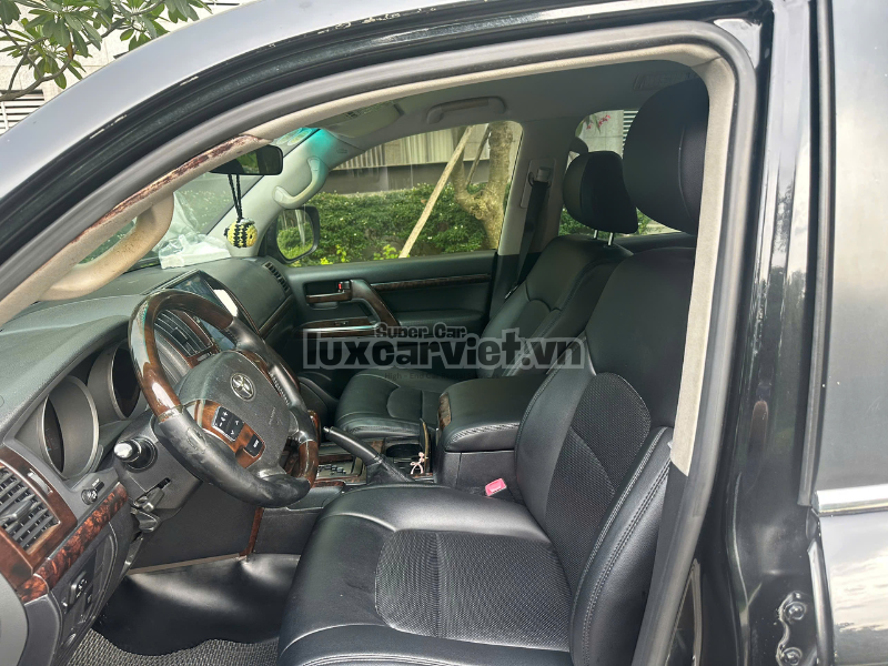 Cho Thuê Xe Land Cruiser 7 Chỗ Màu Đen Có Tài, Tự Lái Tại TP.HCM