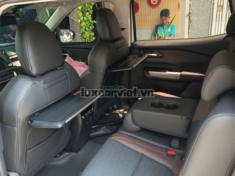 Thuê Xe Mitsubishi Destinator 7 Chỗ Màu Trắng Tại Hồ Chí Minh