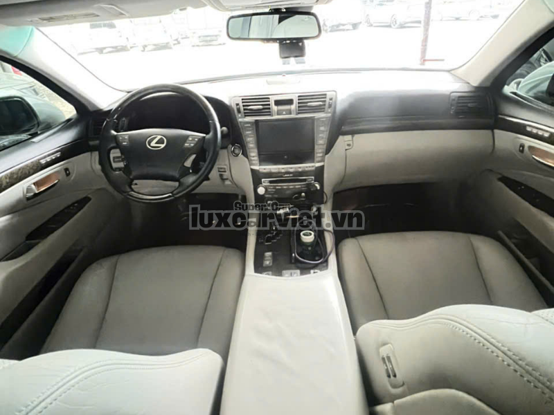 Thuê Xe Lexus LS460 4 Chỗ Có Tài Tại TP.HCM
