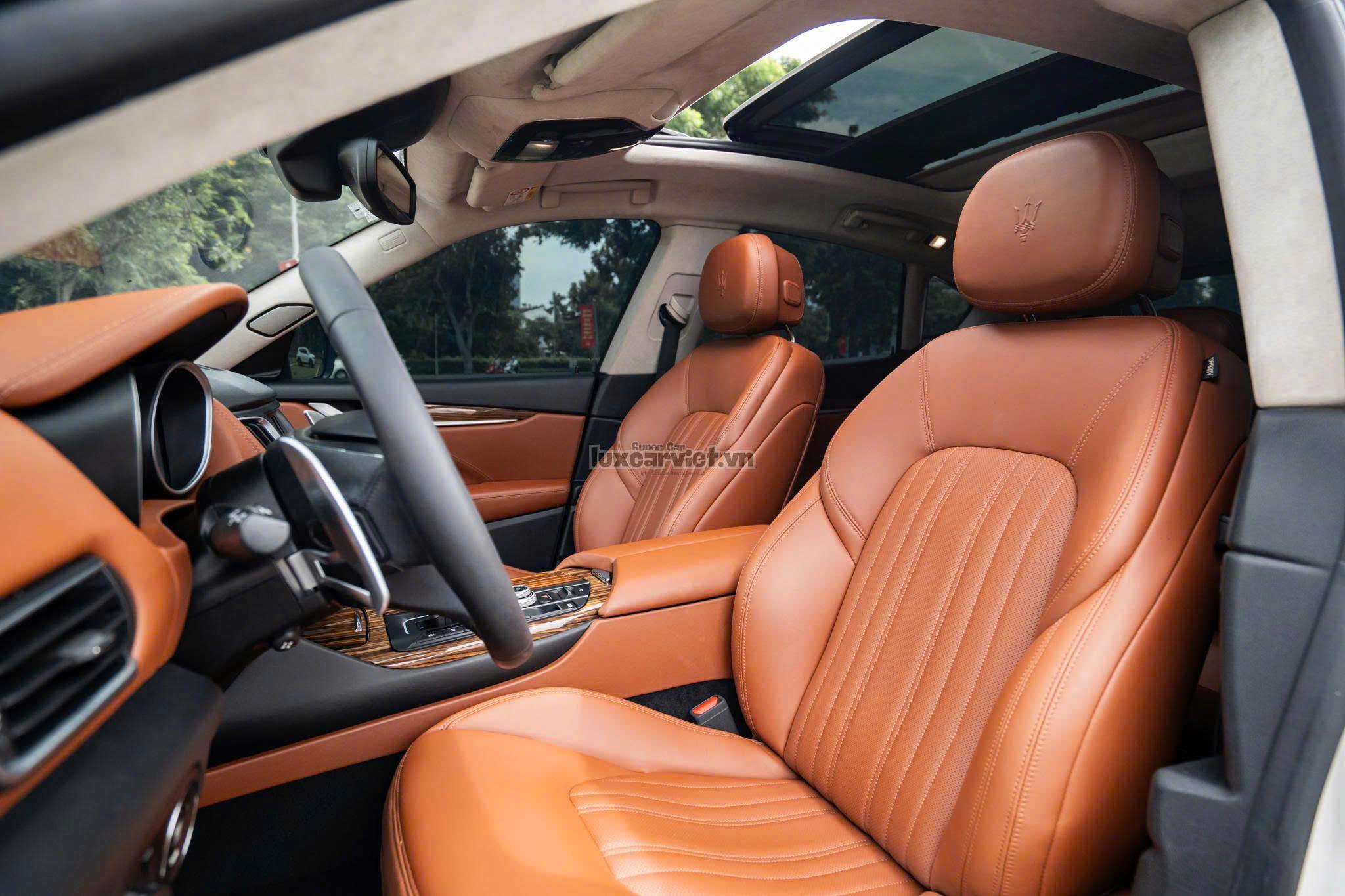 Thuê Xe Maserati Levante 5 Chỗ Tại TP.HCM