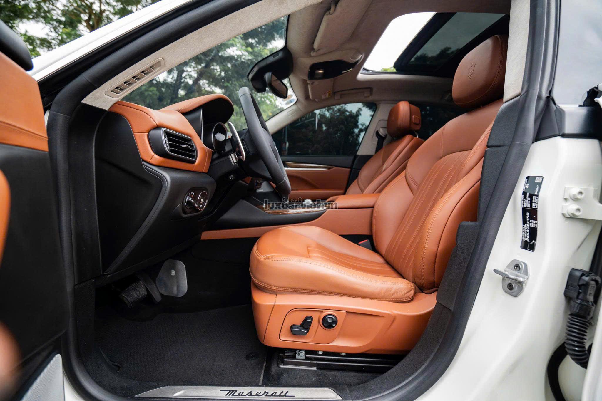 Thuê Xe Maserati Levante 5 Chỗ Tại TP.HCM