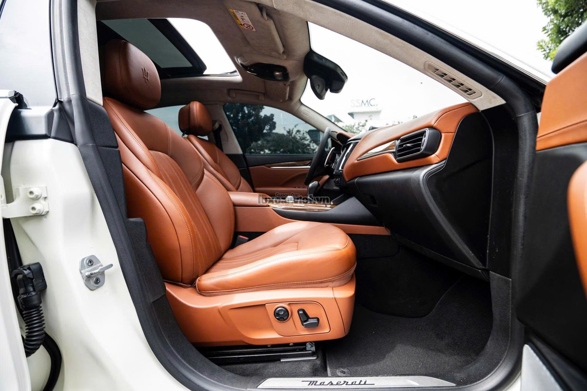 Thuê Xe Maserati Levante 5 Chỗ Tại TP.HCM