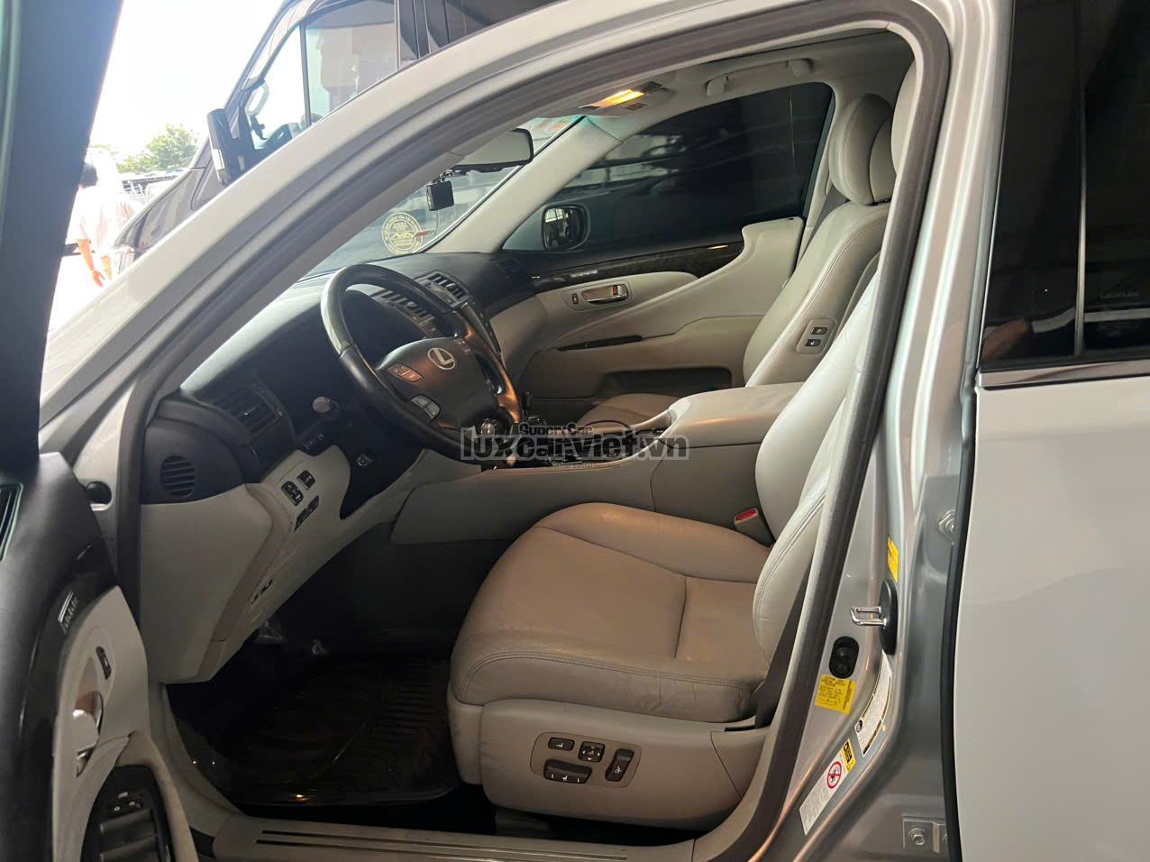 Thuê Xe Lexus LS460 4 Chỗ Có Tài Tại TP.HCM