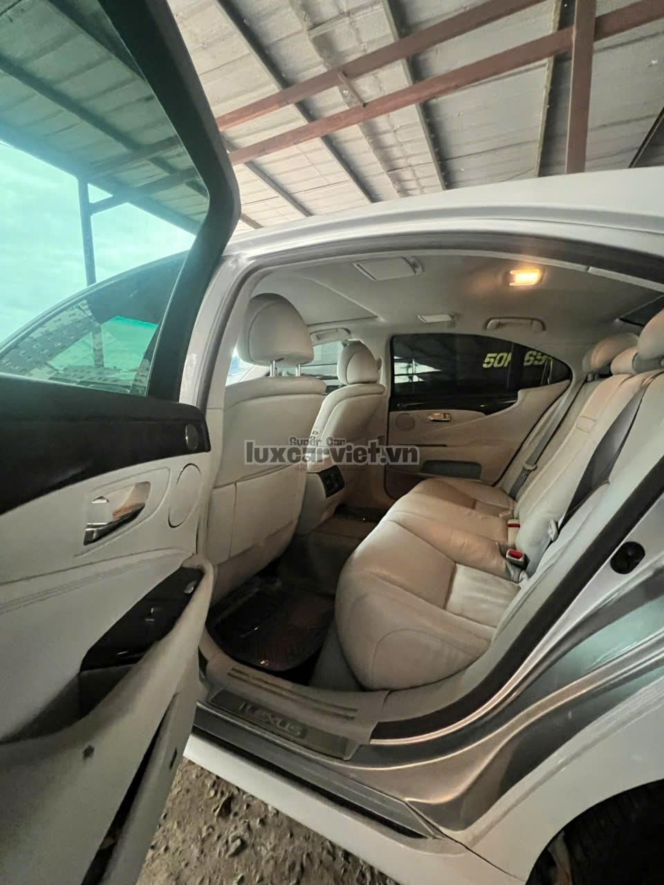 Thuê Xe Lexus LS460 4 Chỗ Có Tài Tại TP.HCM