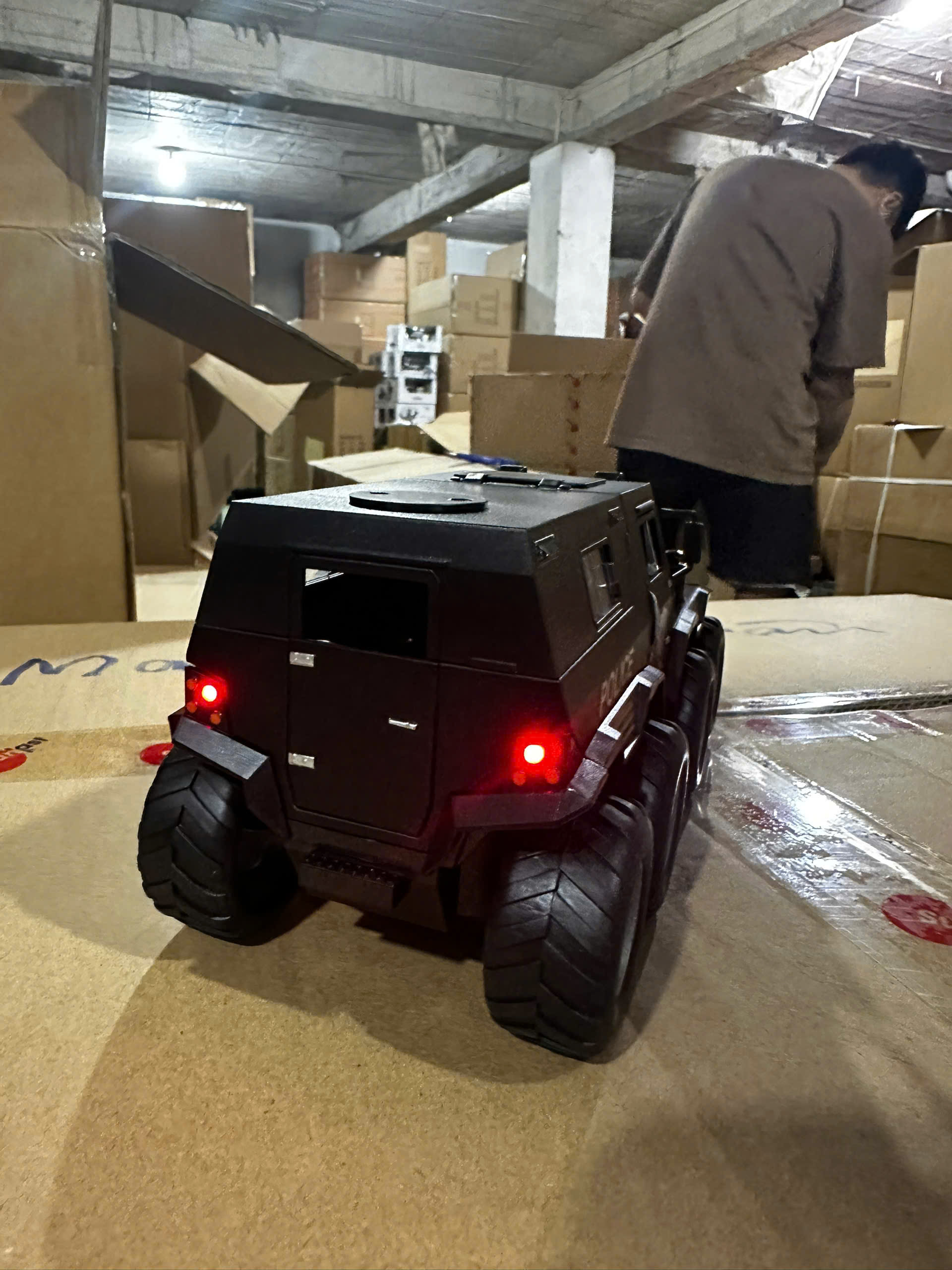 Xe cảnh sát bọc thép tỉ lệ 1:24 mã DC24353