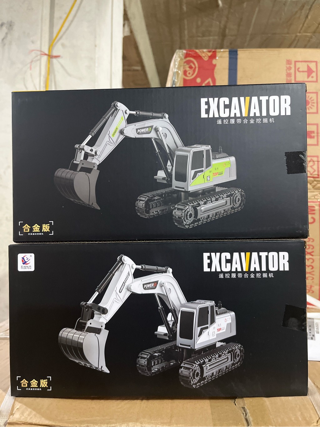Máy xúc điều khiển đen