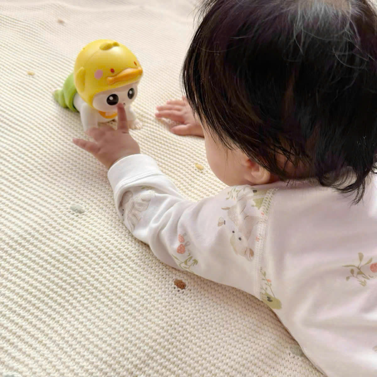 Em bé tập bò