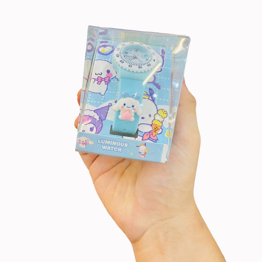 Đồng Hồ Đeo Tay Cho Bé Mặt Số Dây Đính Sticker Nổi Kèm Hộp Nhựa Trong Sanrio Family Mix 5 Mẫu