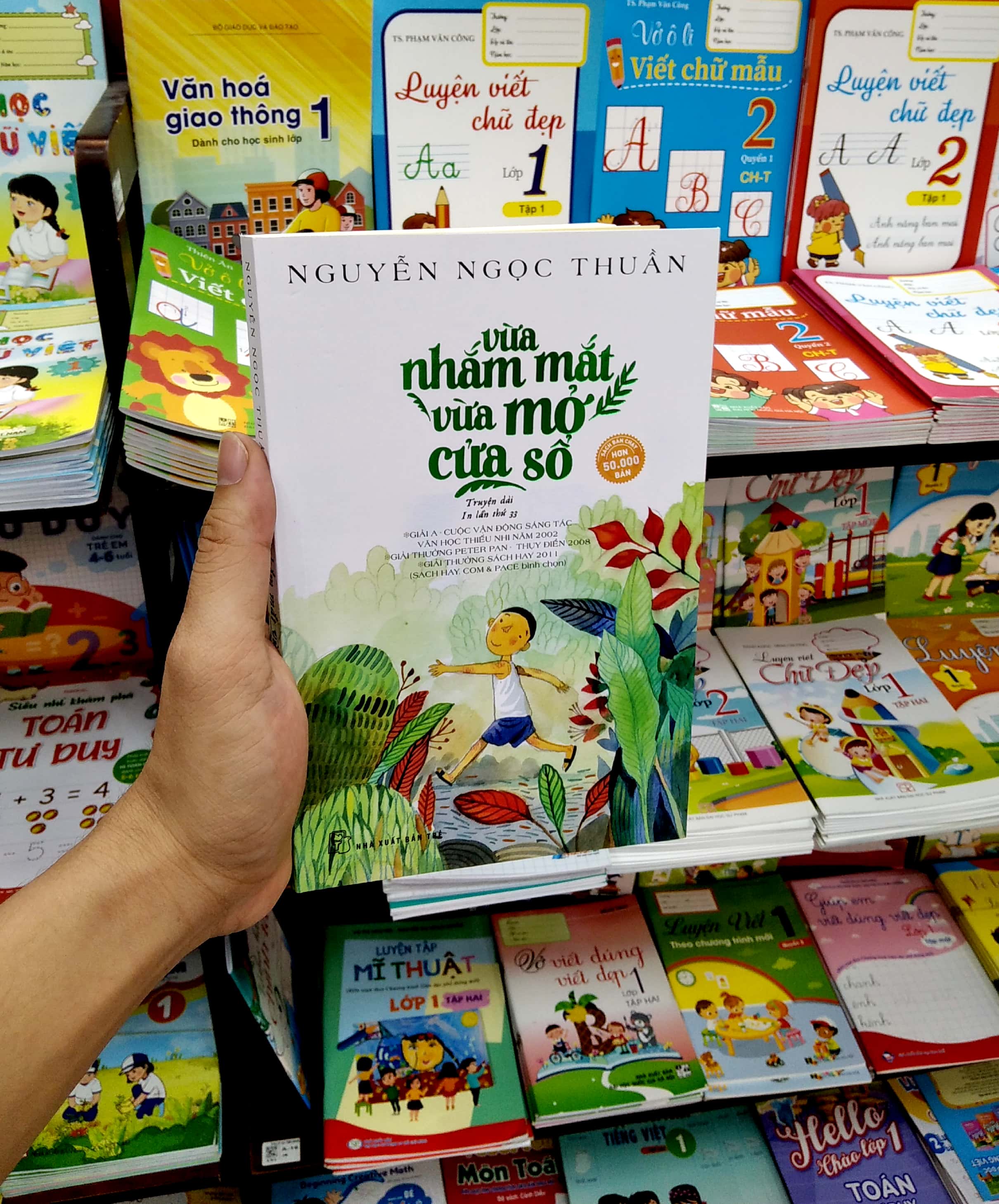 Vừa Nhắm Mắt Vừa Mở Cửa Số