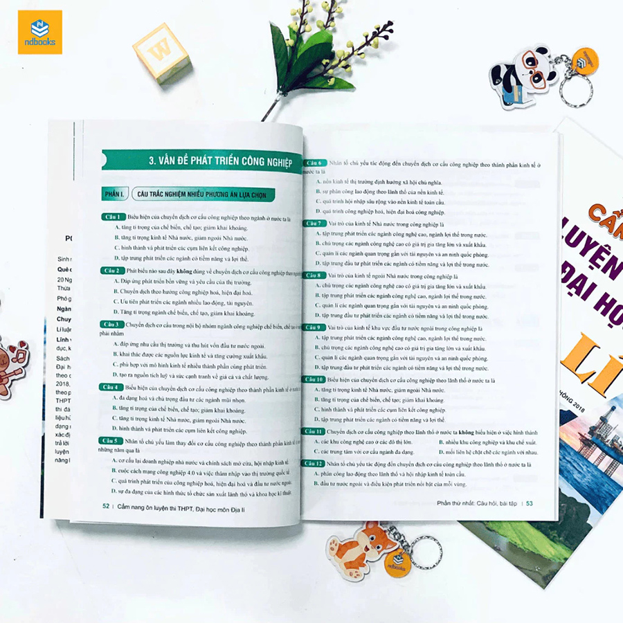 Cẩm Nang Ôn Luyện Thi THPT, Đại Học Môn Địa Lí - Biên Soạn Theo Chương Trình GDPT 2018