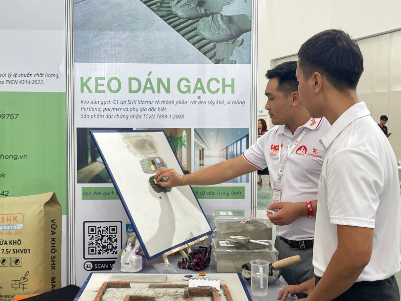 Hoạt động trải nghiệm sản phẩm vữa khô và keo dán gạch thực tế tại Hội chợ
