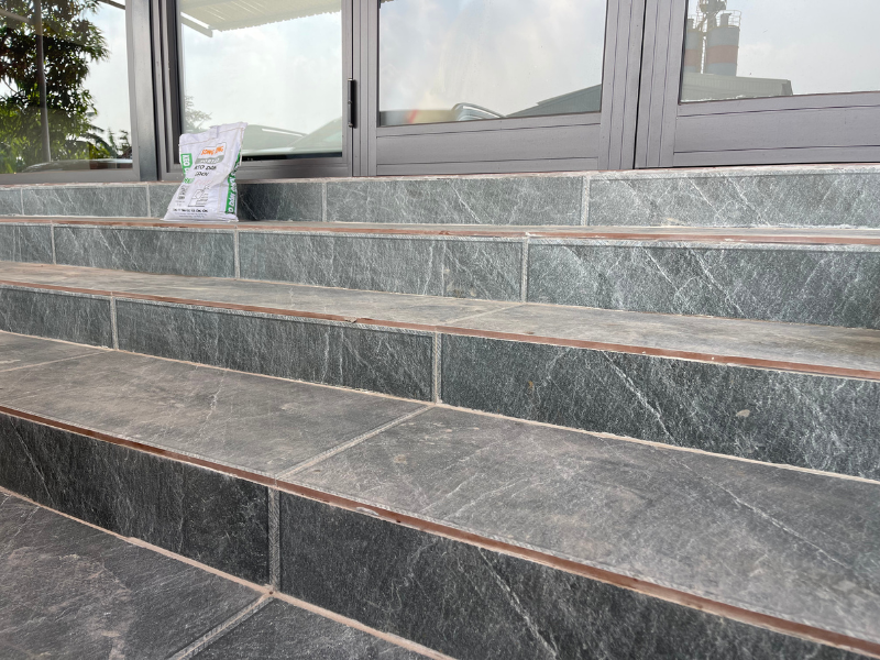 Những yếu tố ảnh hưởng đến giá keo dán gạch tại Hà Nội