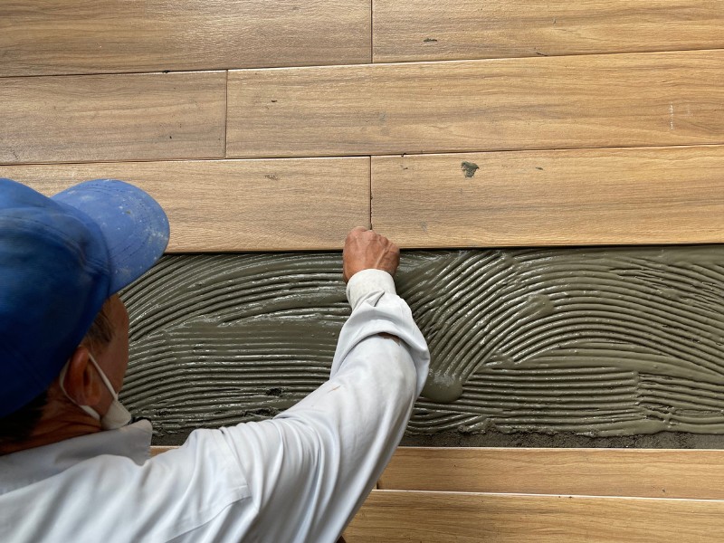 Keo dán gạch C1 SHK dễ thi công nhờ công thức chống chảy