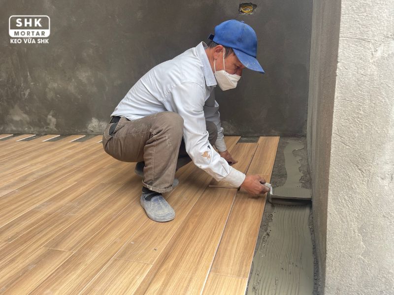 Vì sao nên mua keo dán gạch SHK giá tốt, chính hãng?