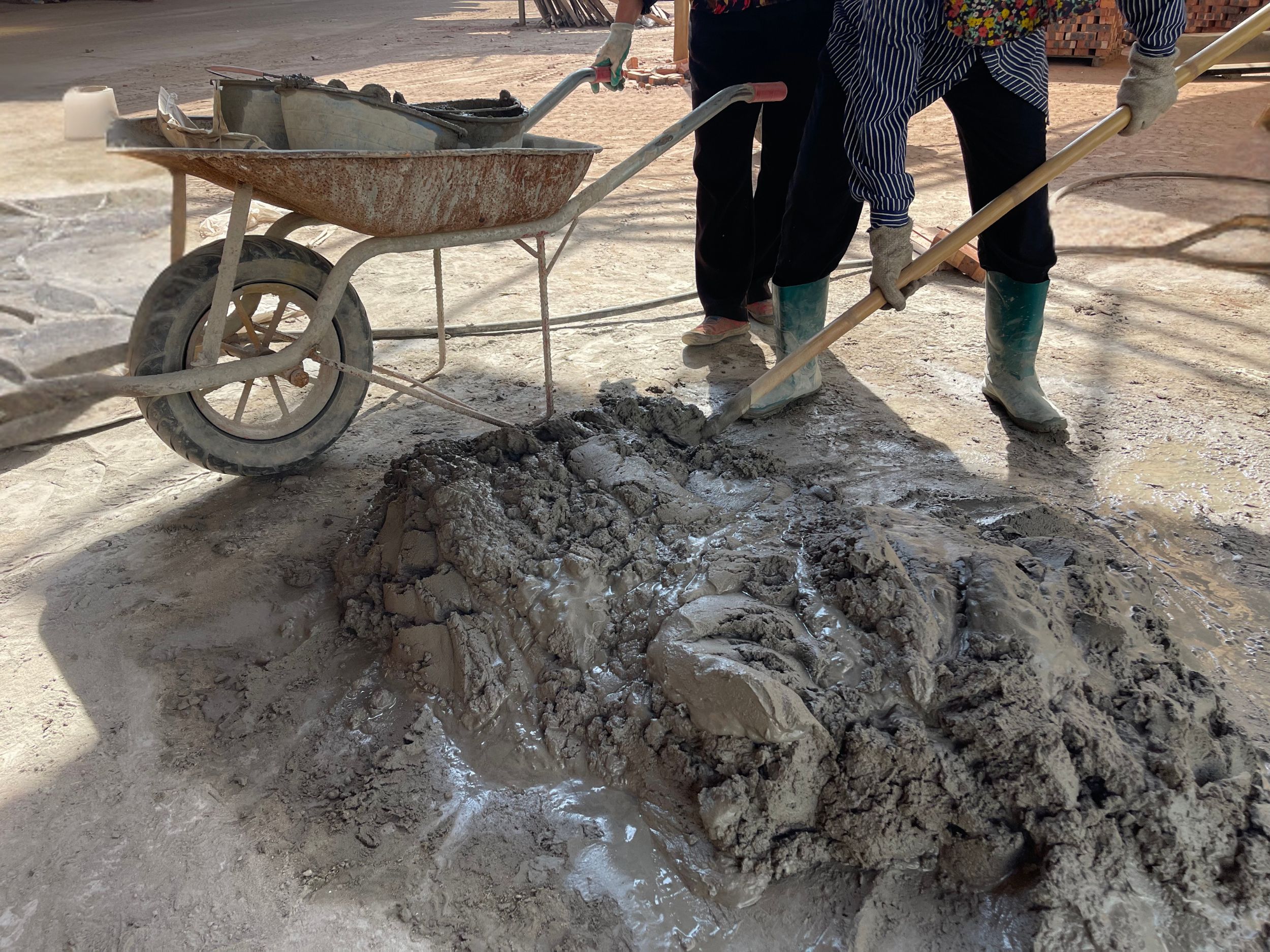 So sánh vữa khô và vữa truyền thống