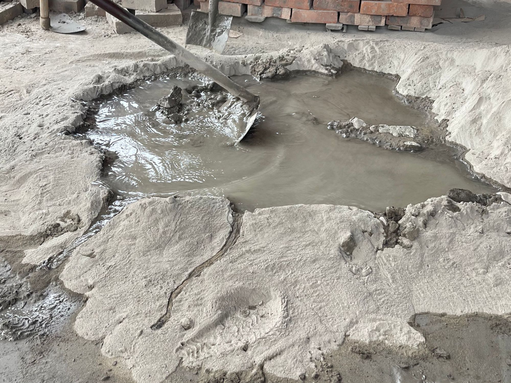 Tổng quan về hai loại vữa: vữa khô trộn sẵn và vữa khô truyền thống