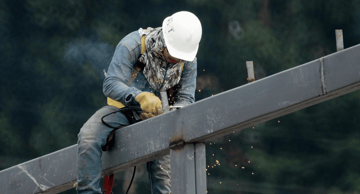 Công nhân đang làm việc với công trình thép ngoài trời