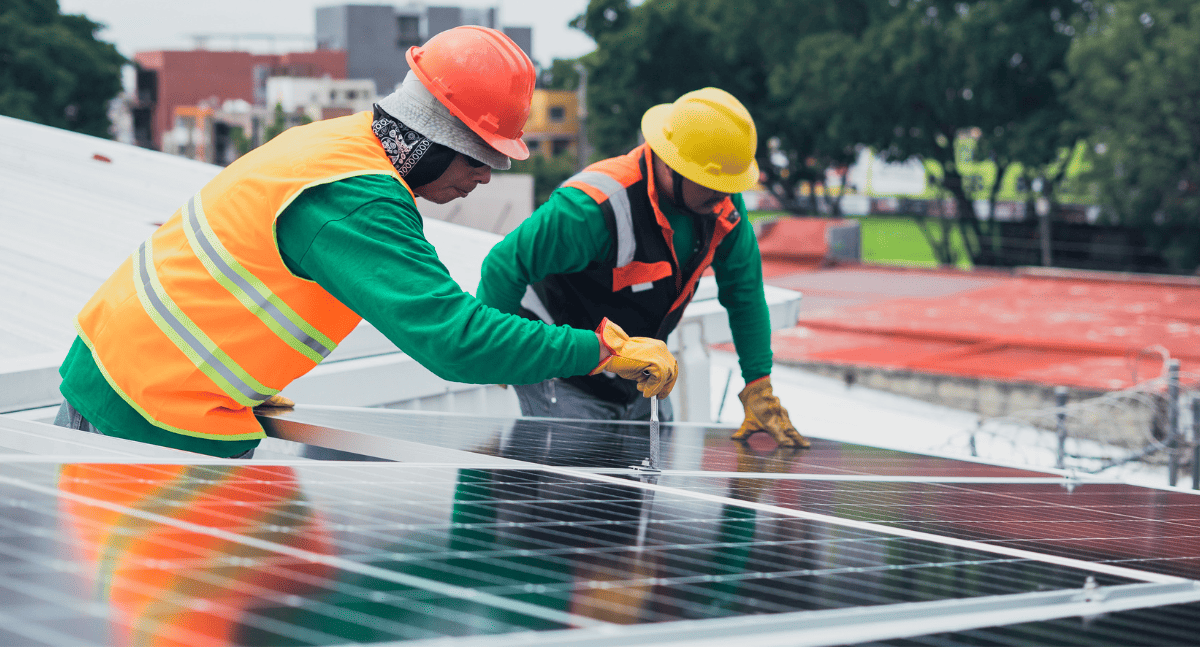 Công nhân đang lắp đặt panel ngoài trời