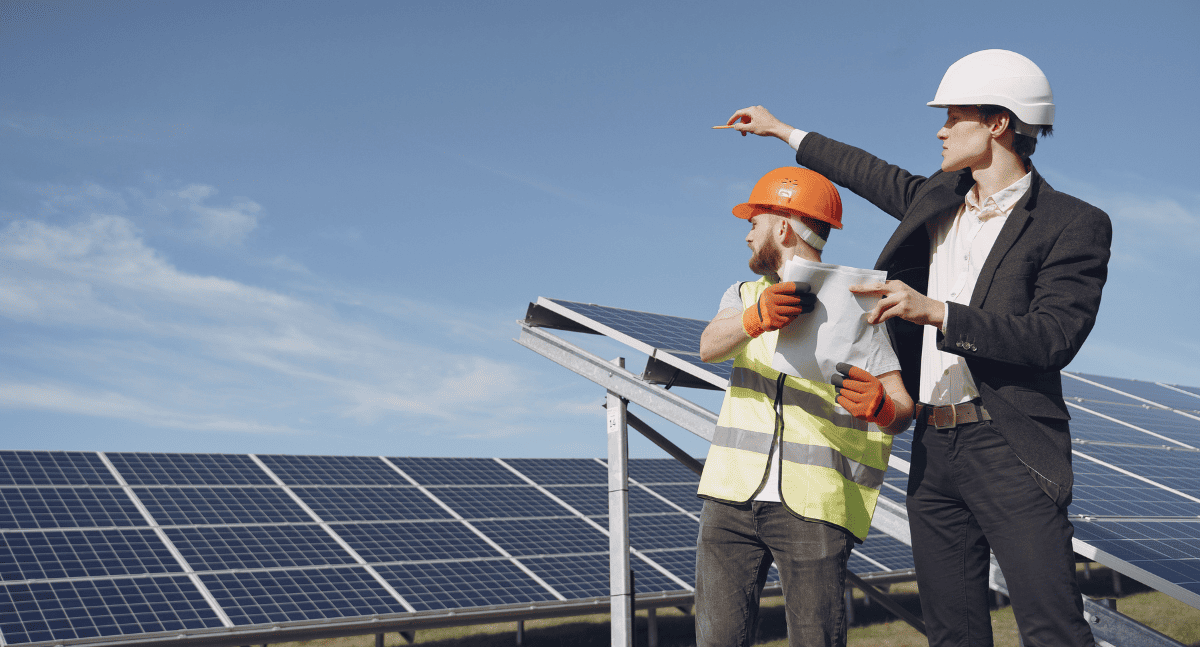 Kĩ sư đang hướng dẫn lắp đặt Panel