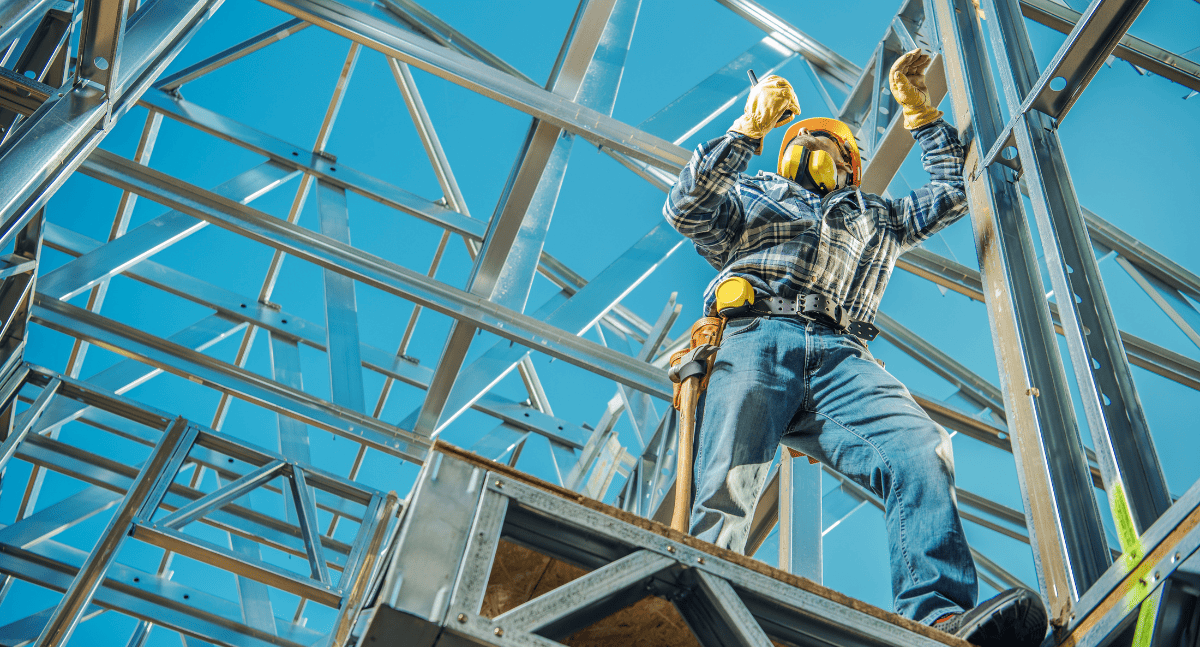 Công nhân đứng trên giàn giáo làm việc ngoài trời