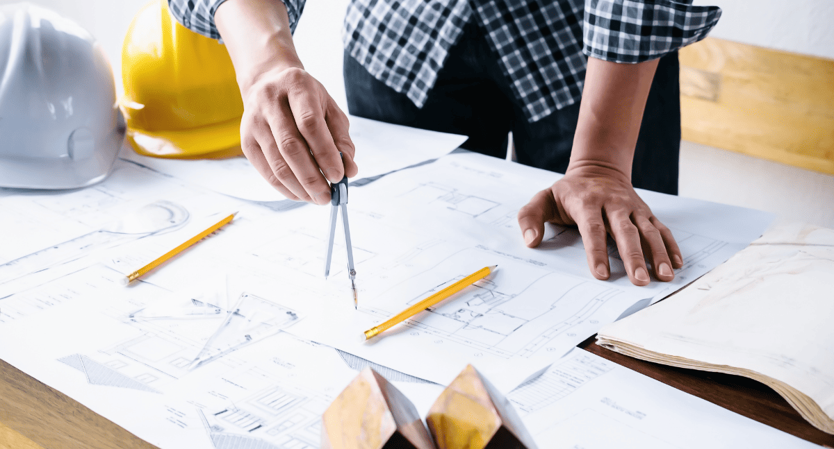 Kĩ sư đang thiết kế bản vẽ