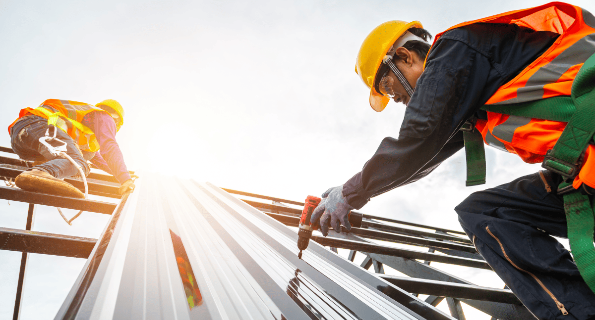 Công nhân đang làm việc ngoài trời