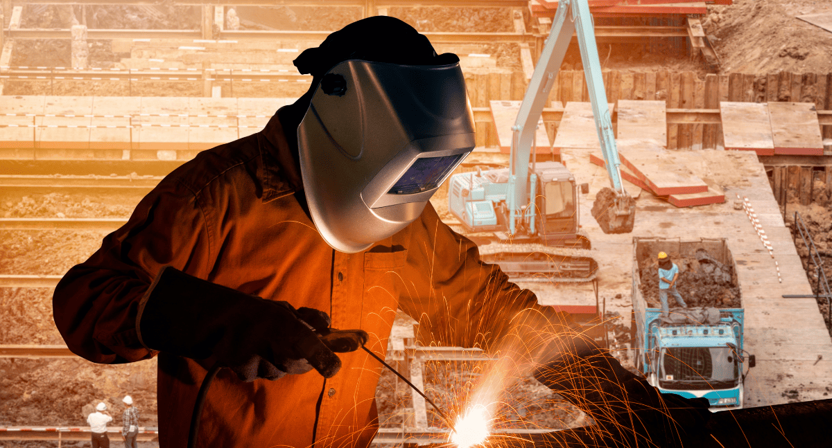 Công nhân đang hàn trong xưởng