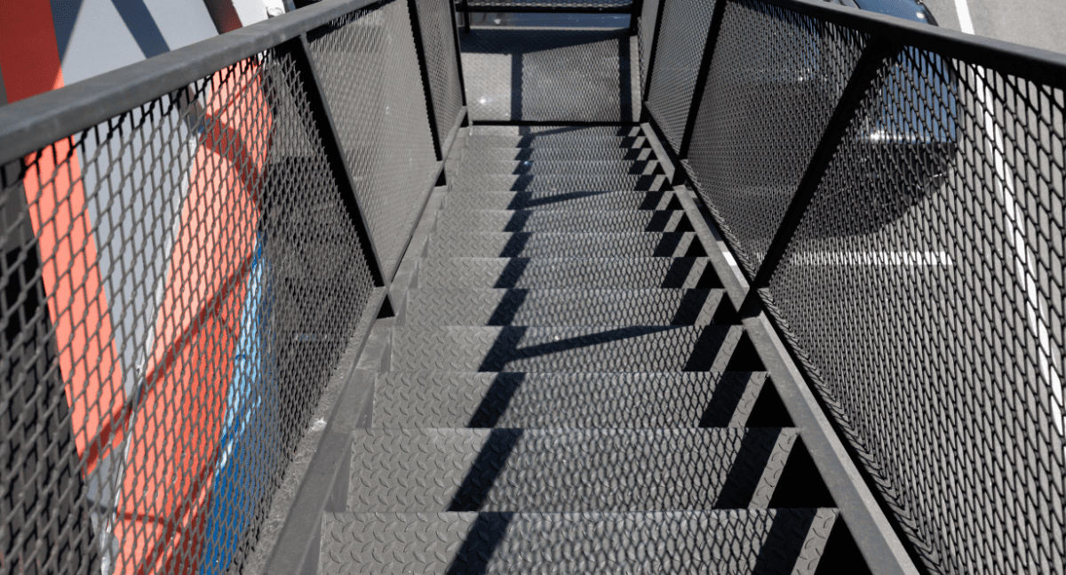 Gia công chính xác cầu thang bằng công nghệ hiện đại