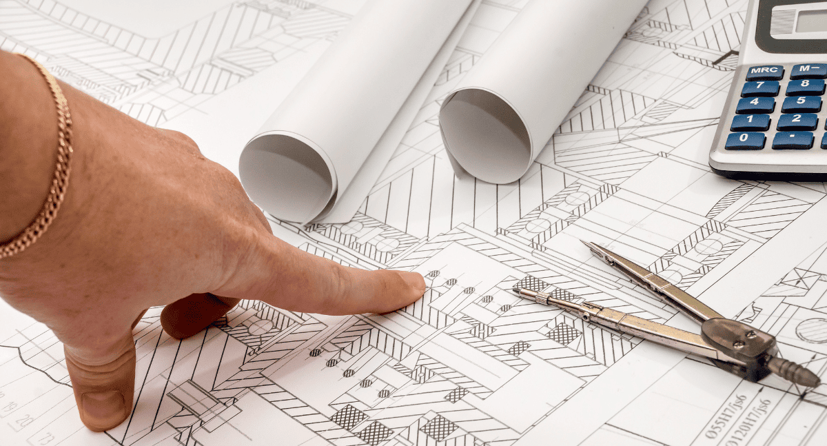 Kĩ sư đang kiểm bản vẽ kĩ thuật